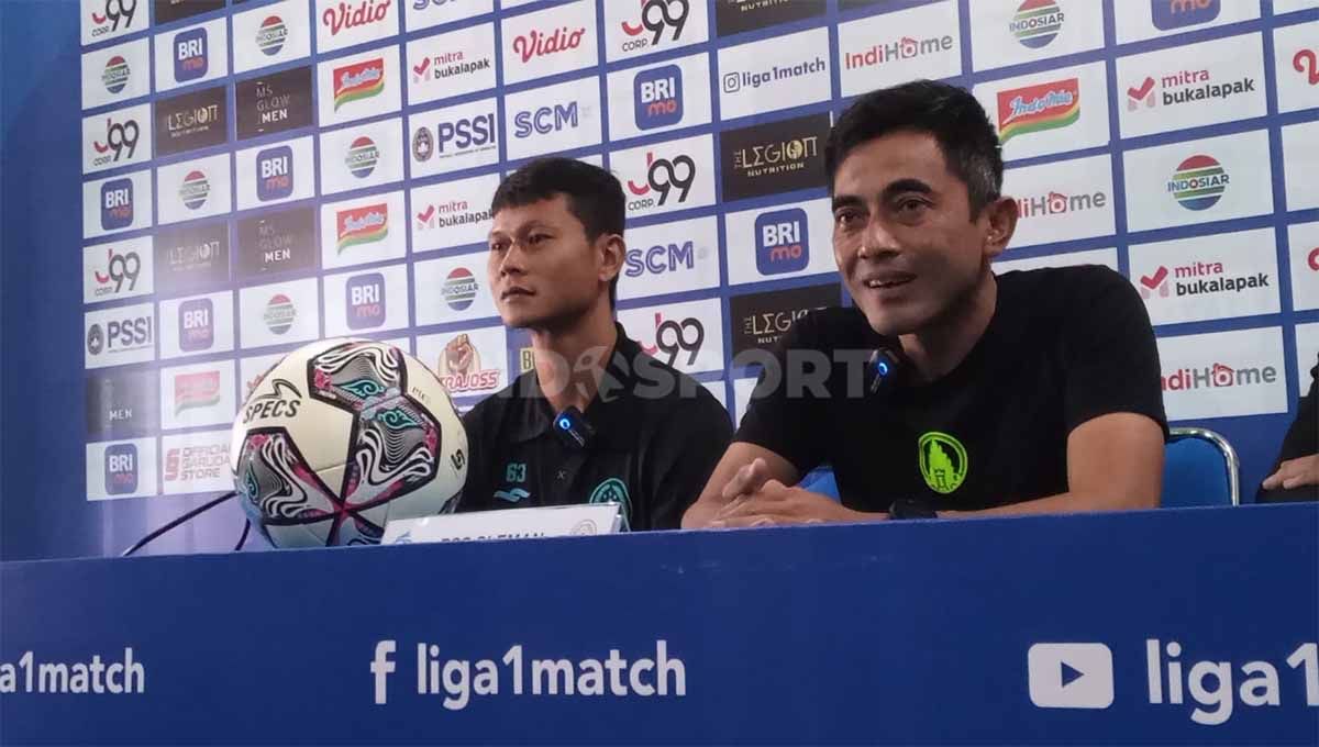 Pelatih PSS Sleman, Seto Nurdiyantoro, puas akan keberhasilan timnya menahan Arema FC 0-0 pada laga pekan ketiga Liga 1. Foto: Ian Setiawan/INDOSPORT Copyright: © Ian Setiawan/INDOSPORT