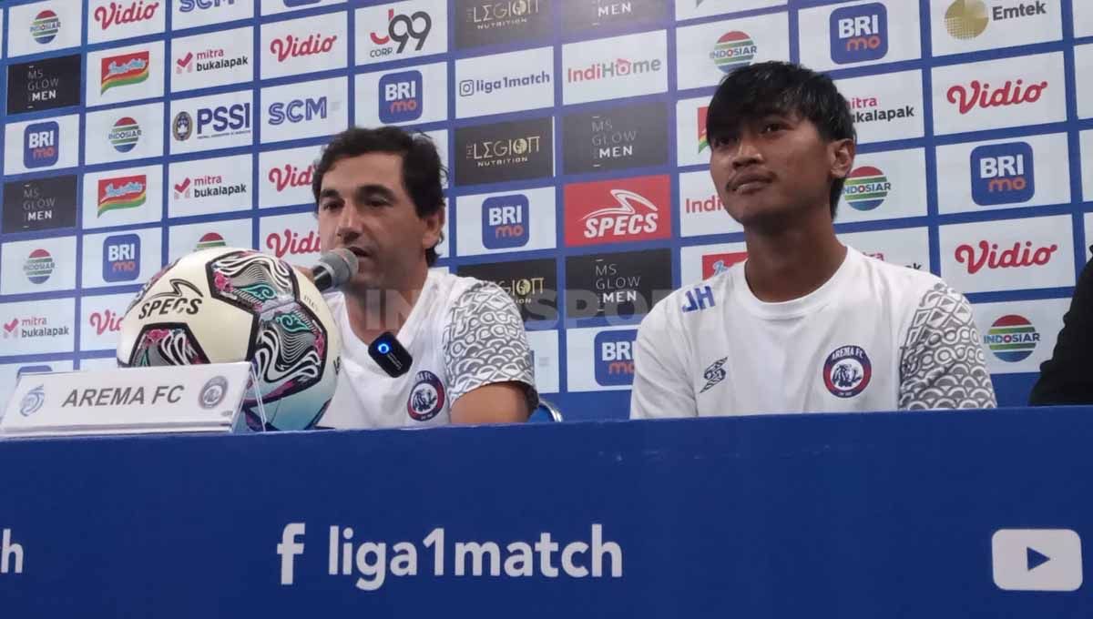 Pelatih Arema FC, Eduardo Almeida dan Jayus Hariono. Copyright: © Ian Setiawan/INDOSPORT