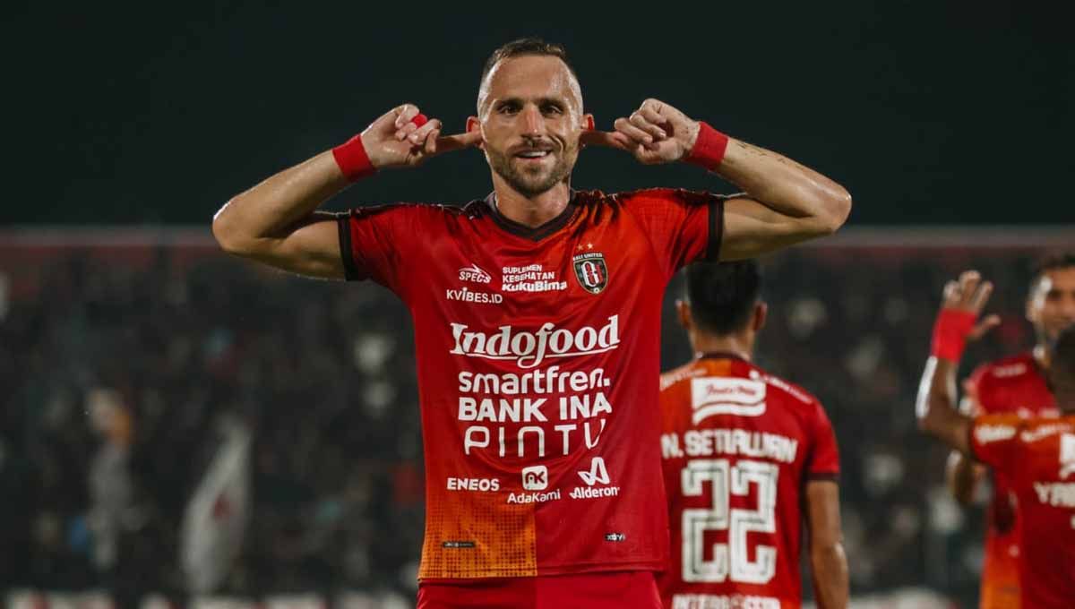 Selebrasi tutup telinga Ilija Spasojevic. Foto: Bali United Copyright: © Bali United