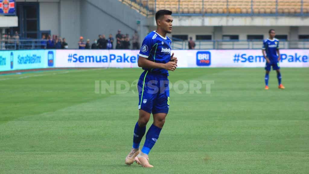 Pemain Persib Bandung di Liga 1, Rachmat Irianto, saat menjalani latihan di bawah asuhan Luis Milla. Copyright: © Arif Rahman/INDOSPORT