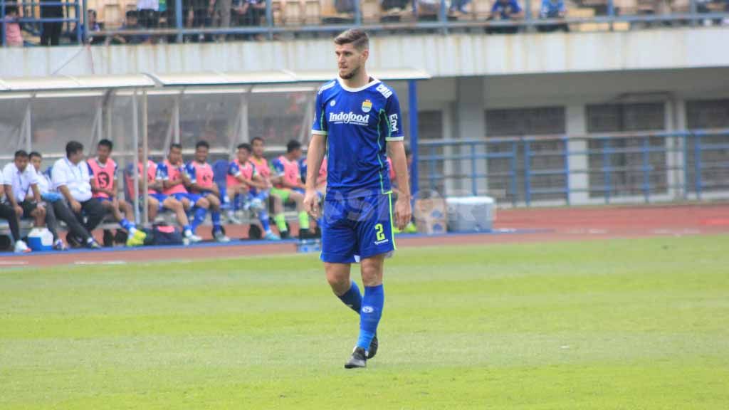 Bek Persib, Nick Kuipers. Copyright: © Arif Rahman/INDOSPORT