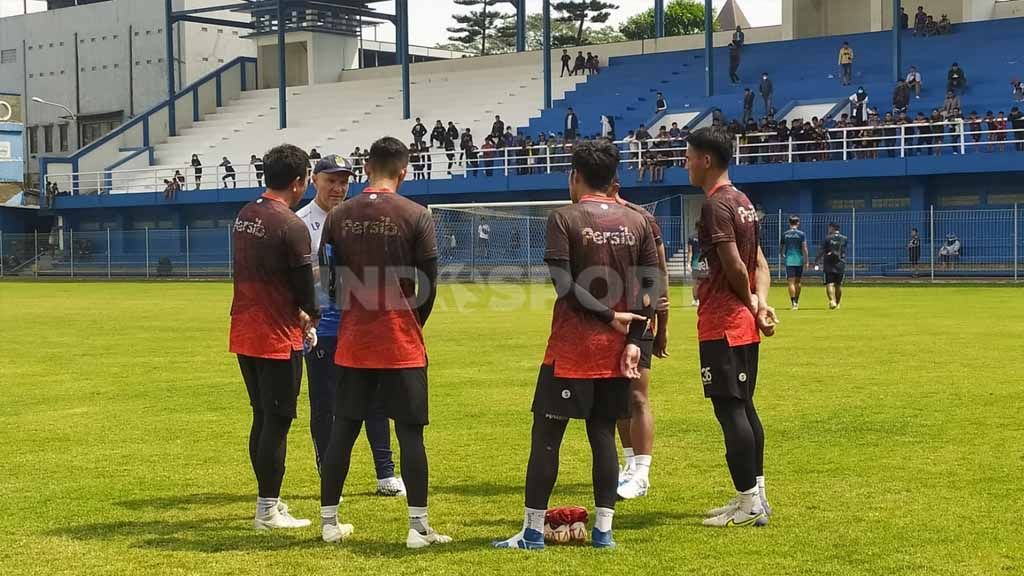 Pelatih penjaga gawang Persib Bandung, Luizinho Passos, sudah mempersiapkan anak asuhnya untuk menghadapi Arema FC di Liga 1. Copyright: © Arif Rahman/INDOSPORT