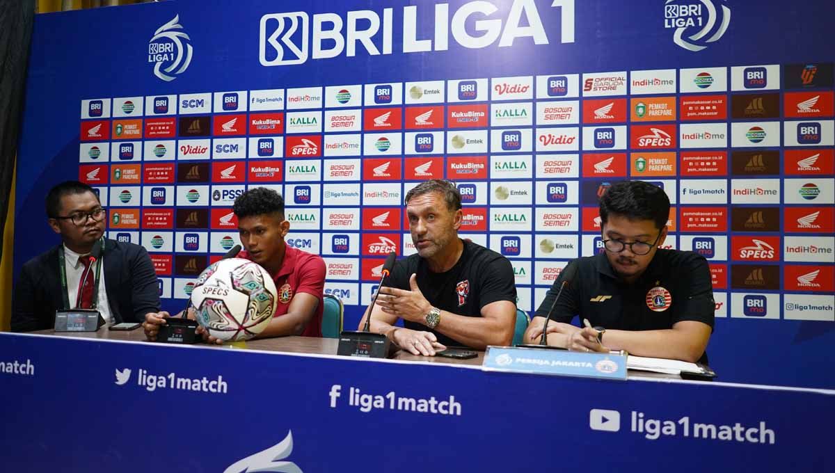 Pelatih Persija Jakarta, Thomas Doll sempat merajuk usai pertandingan melawan PSM Makassar dalam lanjutan Liga 1, Sabtu (06/08/22) kemarin. Foto: Persija Jakarta Copyright: © Persija Jakarta