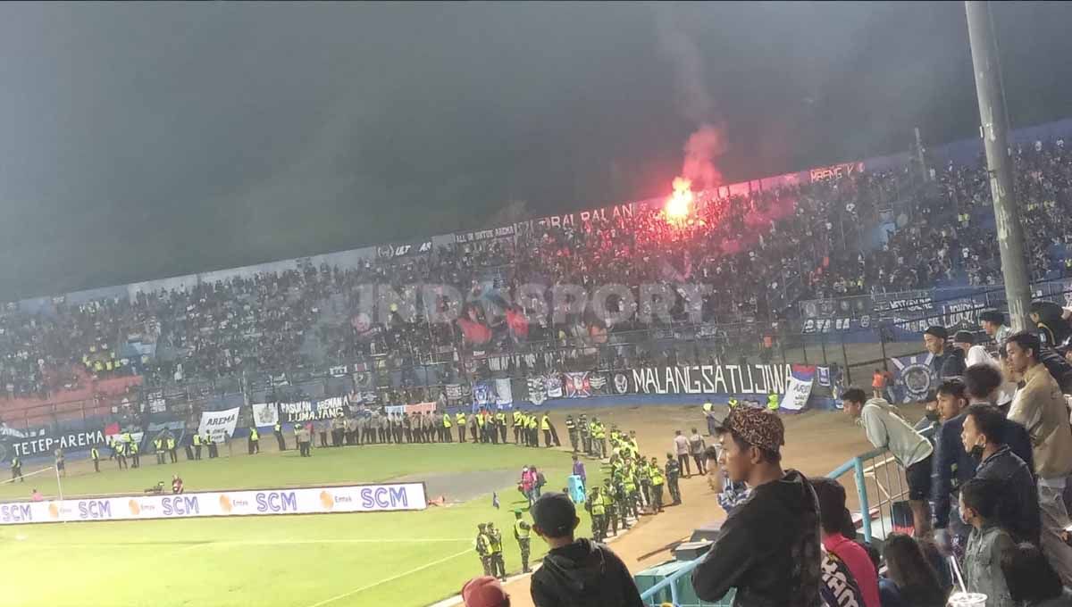 Arema FC terancam sanksi dari Komdis PSSI karena adanya flare yang dinyalakan oleh oknum suporter pada dua titik tribun di Stadion Kanjuruhan Malang, Jumat (05/08/22) lalu. Copyright: © Ian Setiawan/INDOSPORT