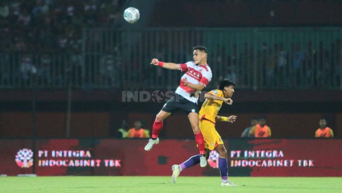 Madura United vs Persik Kediri di laga BRI Liga 1, Minggu (06/08/22). Copyright: © Ian Setiawan/INDOSPORT