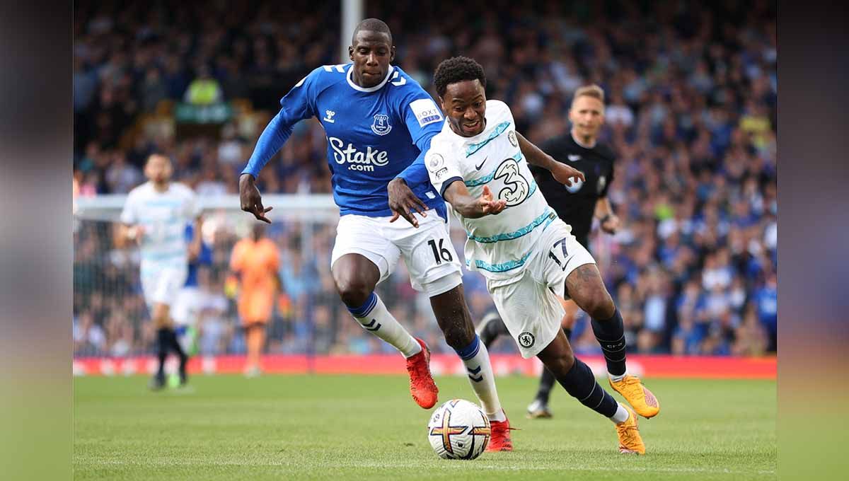 Aksi Raheem Sterling saat Laga antara Everton vs Chelsea di Liga Inggris. Foto: Reuters/Molly Darlington Copyright: © Reuters/Molly Darlington