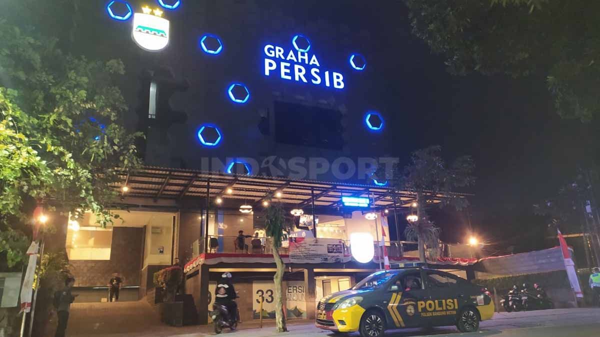 Usai kekalahan Persib Bandung 1-4 dari Borneo FC di Liga 1, Graha Persib dijaga ketat oleh pihak kepolisian, Minggu (07/08/22) malam. Copyright: © Arif Rahman/INDOSPORT