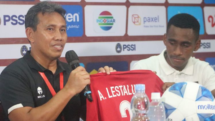 Pelatih Timnas Indonesia U-17, Bima Sakti membawa jersey mendiang Alfin Lestaluhu saat sesi jumpa pers. Copyright: © Nofik Lukman Hakim/INDOSPORT