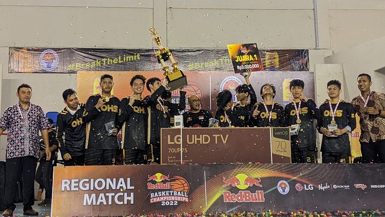 SMA Olifant sukses mengalahkan SMAN 4 Yogyakarta dan menjadi juara turnamen bola basket Red Bull Basketball Championships 2022 Seri Yogyakarta. Copyright: © Antonius Wahyu Indrajati/INDOSPORT