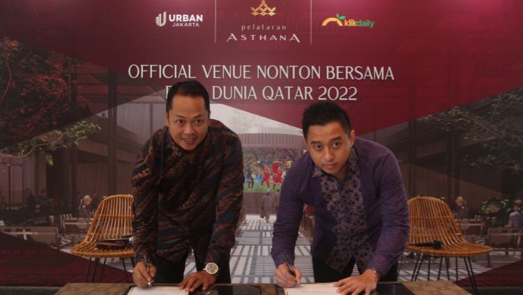 Direktur Utama Urban Jakarta Komersial, Henri Gunawan (kiri) dan CEO KlikDaily, Amos Gunawan pada acara kerjasama Official Venue Nonton Bersama Piala Dunia Qatar 2022 di Marketing Galerry Asthana Kemang, Jakarta, Selasa (09/08/2022). Copyright: © Humas Asthana