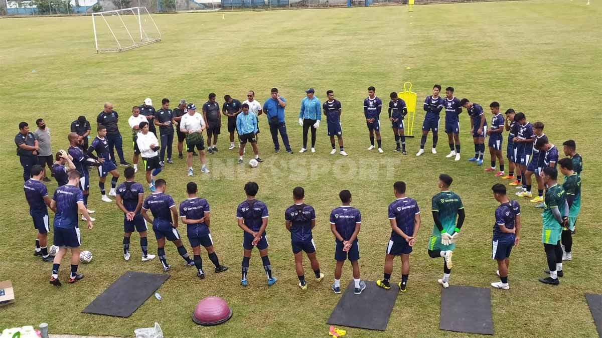 Pelatih penjaga gawang Persib Bandung, Luizinho Passos, memberikan komentar mengenai aksi sekelompok orang datang dan mengganggu latihan. Copyright: © Arif Rahman/INDOSPORT