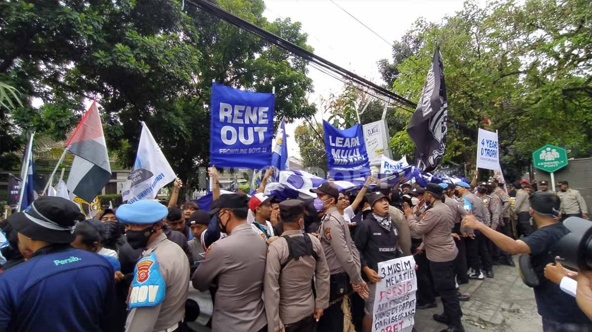 Demo Bobotoh di Graha Persib. Copyright: © Arif Rahman/INDOSPORT