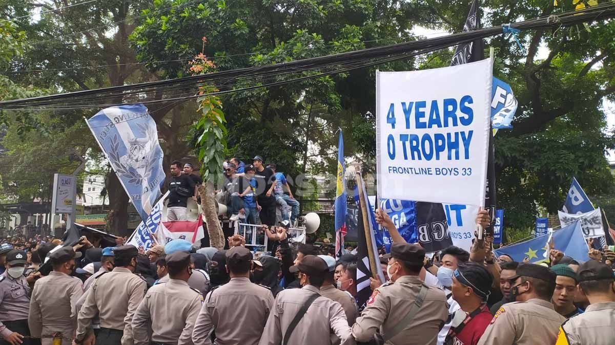 Bobotoh menggelar unjuk rasa menuntut agar pelatih Robert Rene Alberts hengkang dari Persib Bandung pada Liga 1 musim ini di Graha Persib, Rabu (10/08/22). Copyright: © Arif Rahman/INDOSPORT