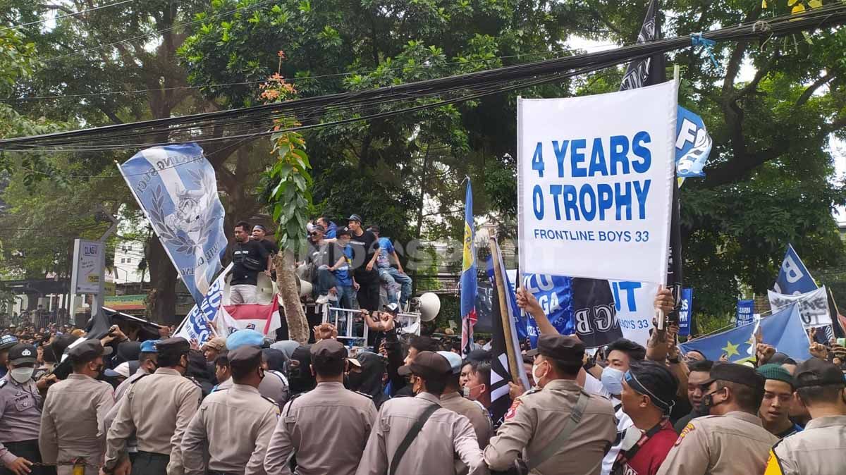 Demo Bobotoh di Graha Persib. Copyright: © Arif Rahman/INDOSPORT