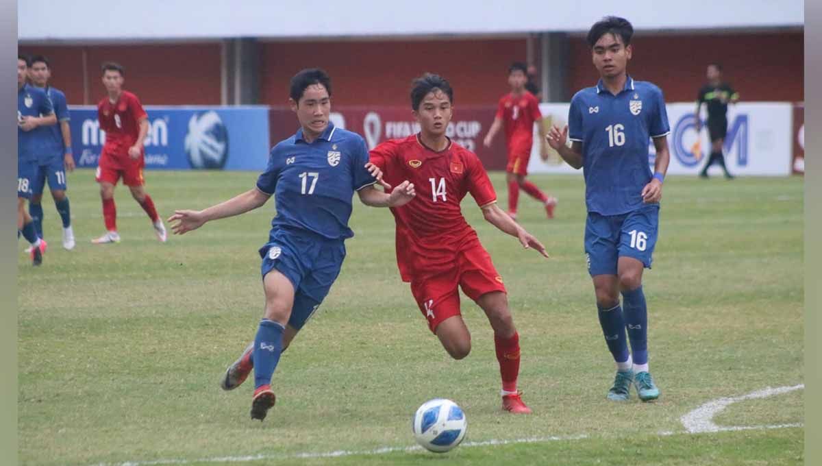 Duel pemain Vietnam dengan Thailand. Foto: Nofik Lukman Hakim/INDOSPORT Copyright: © Nofik Lukman Hakim/INDOSPORT