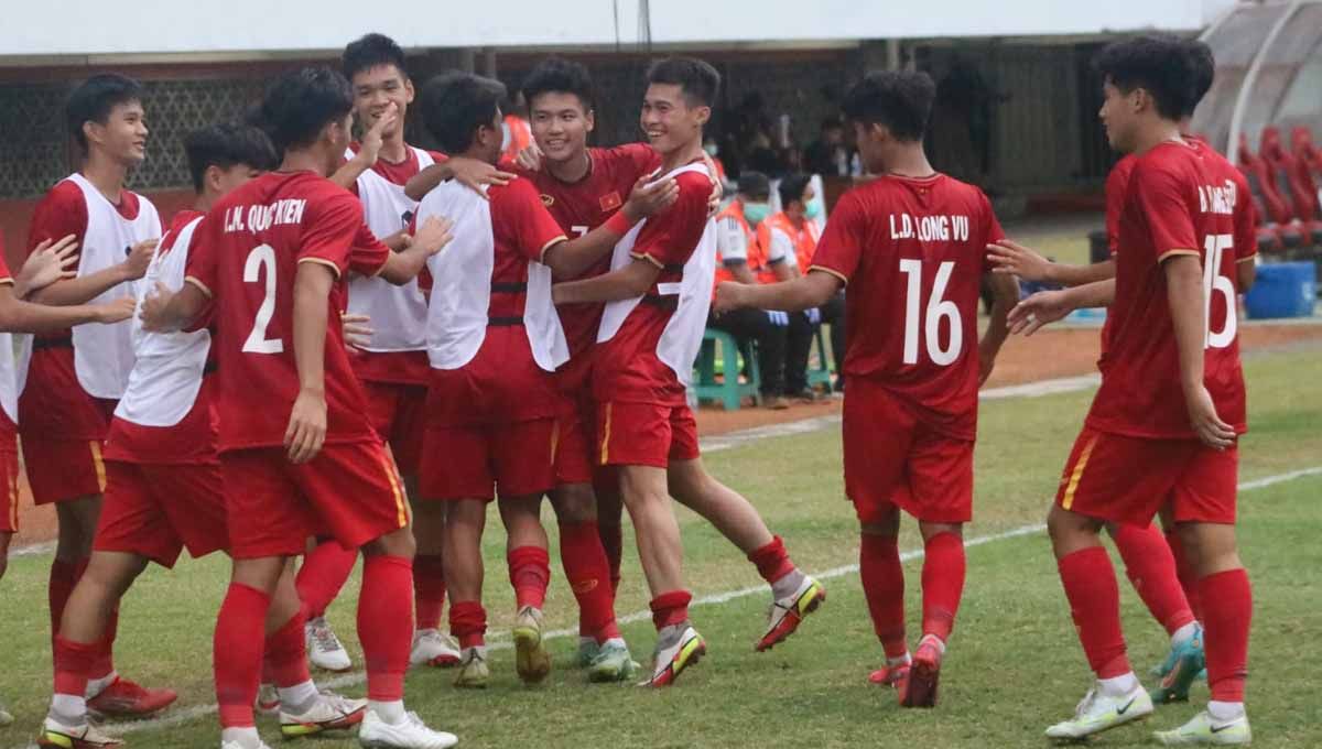 Para pemain Vietnam merayakan gol ke gawang Thailand. Foto: Nofik Lukman Hakim/INDOSPORT Copyright: © Nofik Lukman Hakim/INDOSPORT