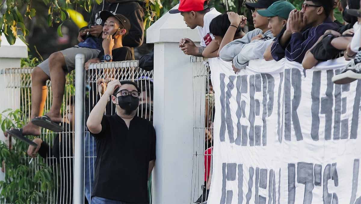 Salah satu pemilik saham Persis Solo, Kevin Nugroho saat menemui para suporter yang hadir di Lapangan Banyuanyar, Solo, Selasa (9/8/22). Foto: Persis Solo via twitter@knugroho33 Copyright: © Persis Solo via twitter@knugroho33