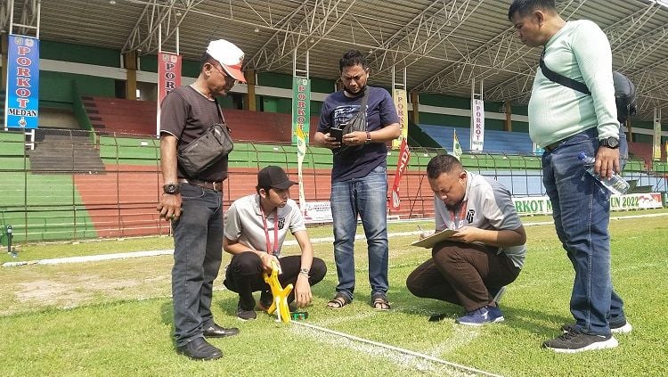 PT Liga Indonesia Baru (LIB) akhirnya tiba melakukan verifikasi terhadap Stadion Teladan. Copyright: © Aldi Aulia Anwar/INDOSPORT