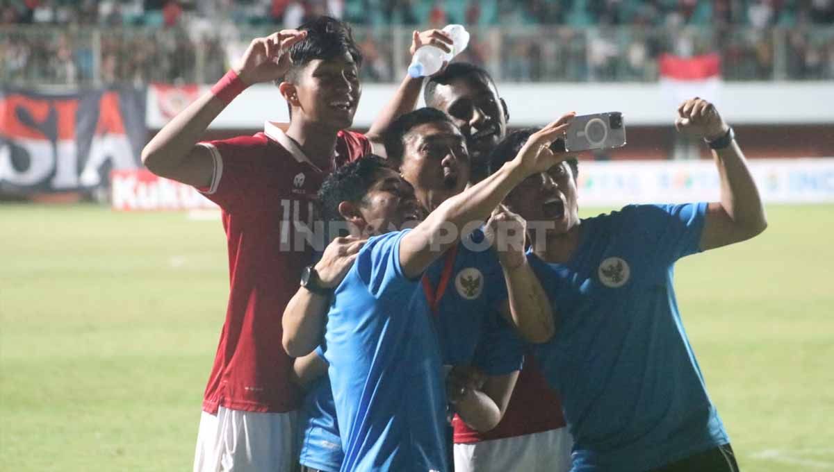 Para pemain dan pelatih Timnas Indonesia U-16 ber-selfie merayakan keberhasilan lolos final Piala AFF U-16, Rabu (10/08/22). Copyright: © Nofik Lukman Hakim/INDOSPORT