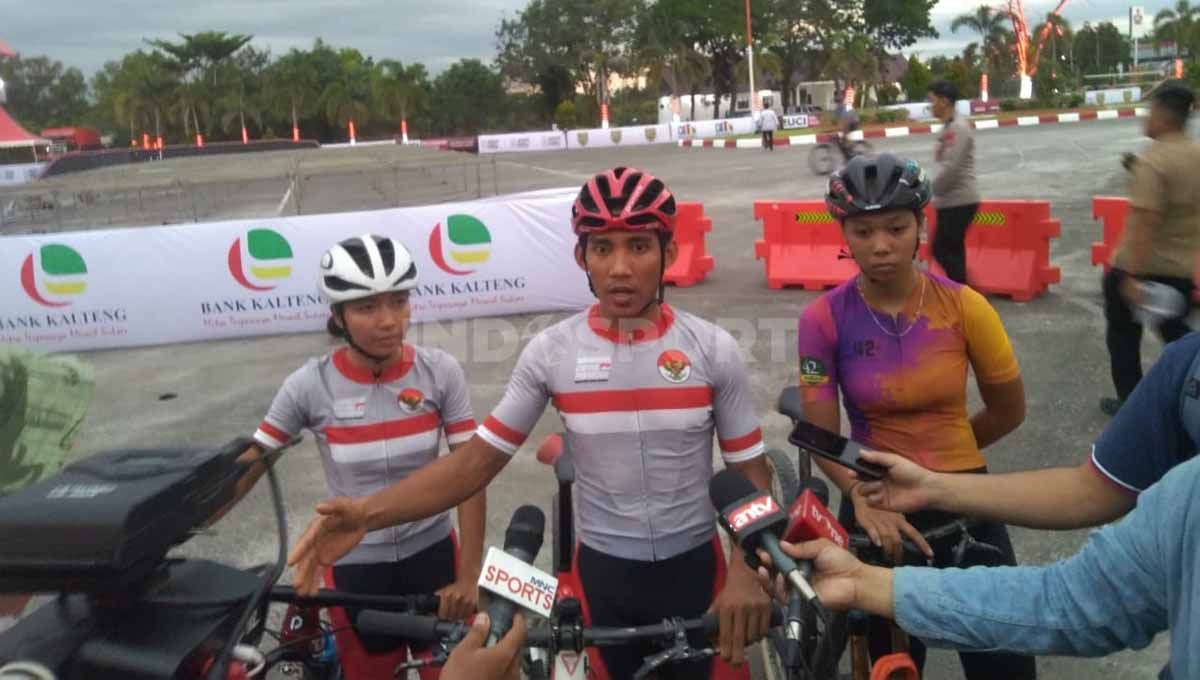 Peraih medali emas SEA Games 2022 Vietnam, Zaenal Fanani (tengah) saat mencoba lintasan kejuaraan dunia UCI MTB 2022. Copyright: © Zainal Hasan/INDOSPORT