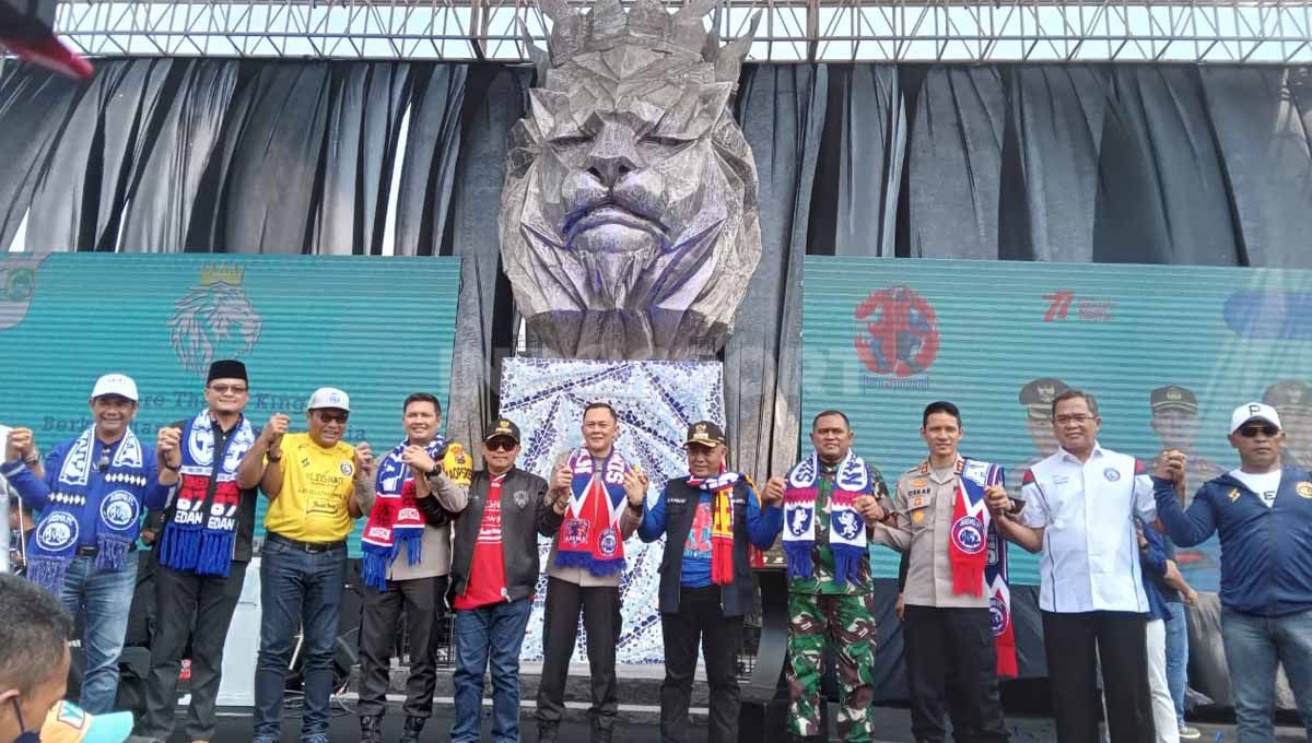 Stadion klub Liga 1 Arema FC, Kanjuruhan Malang resmi memiliki ikon baru, yaitu Singa Tegar Jawara, yang berupa patung berbentuk kepala singa. Foto: Ian Setiawan/INDOSPORT Copyright: © Ian Setiawan/INDOSPORT