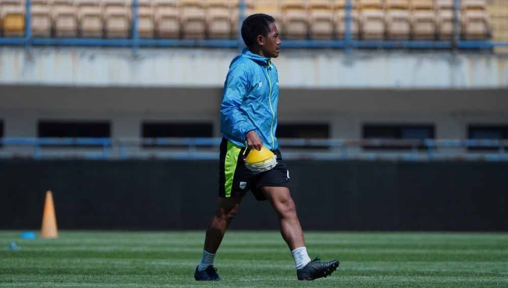 Asisten pelatih Persib, Budiman, memimpin latihan di Stadion GBLA, Kota Bandung, Kamis (11/08/22). Foto: MO Persib Copyright: © MO Persib