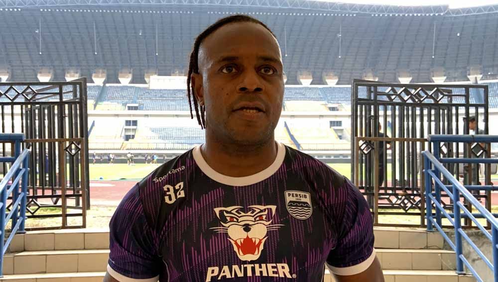 Bek Persib Bandung, Victor Igbonefo, merasa senang lantaran kondisinya semakin bugar jelang Liga 1 kembali bergulir setelah sempat alami cedera tulang pipi. Copyright: © MO Persib