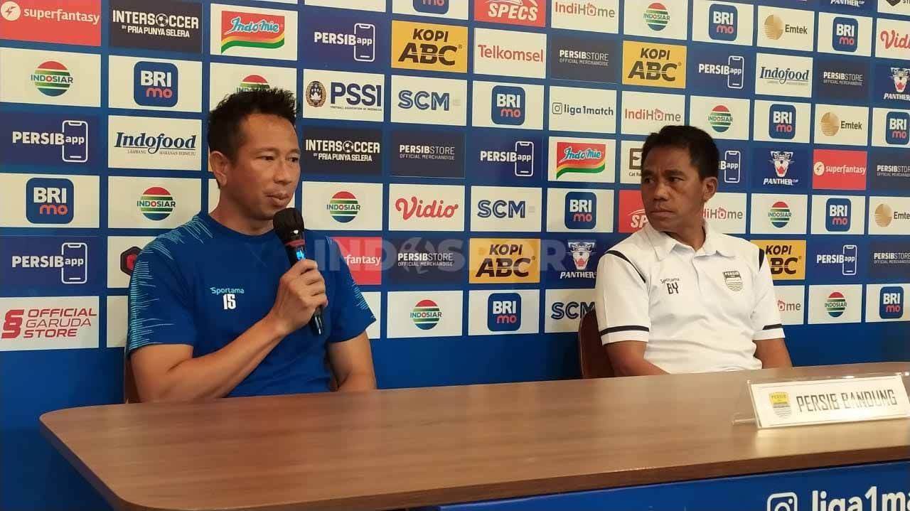 Karateker pelatih Persib, Budiman (kanan) bersama pemainnya I Made Wirawan, saat konferensi pers menjelang lawan PSIS Semarang. Copyright: © Arif Rahman/INDOSPORT