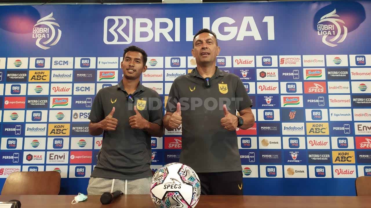 Pelatih PSIS Semarang, Sergio Alexandre (kanan) bersama pemainnya Andreas Ado, saat konferensi pers menjelang lawan Persib Bandung. Copyright: © Arif Rahman/INDOSPORT