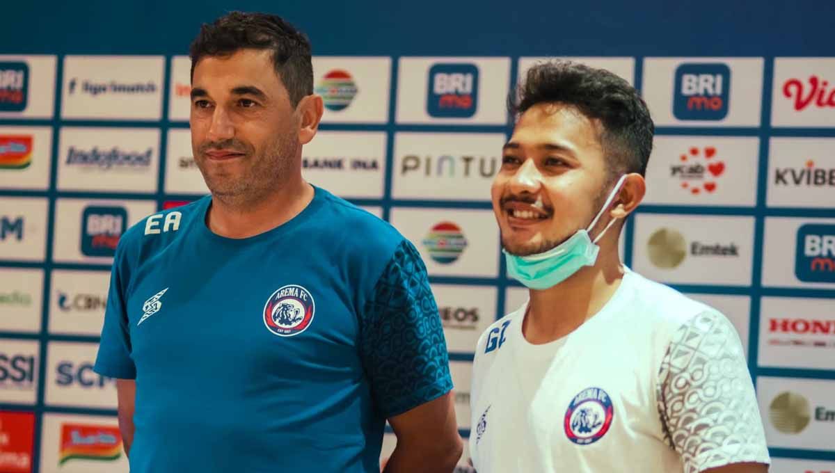 Pelatih Arema FC Eduardo Almeida bersama Gian Zola pada sesi jumpa pers jelang laga pekan keempat Liga 1 menghadapi Bali United di Stadion Kapten I Wayan Dipta Gianyar, Sabtu (13/08/22). Copyright: © Bali United