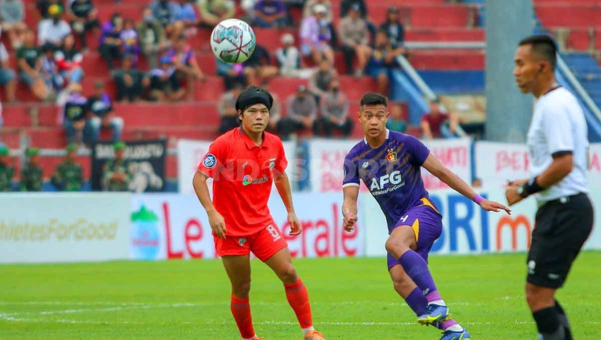Pemain Borneo FC, Kei Hirose (kiri) dianggap melakukan pelanggaran horor kepada bek Persebaya, Koko Ari pada laga pekan kelima Liga 1. Copyright: © Ian Setiawan/INDOSPORT