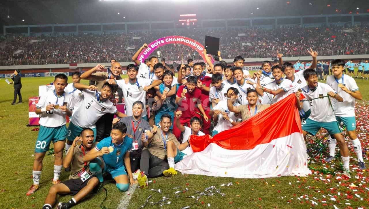 Selebrasi pemain Timnas Indonesia U-16 usai mengalahkan Vietnam dan Juara Piala AFF U-16 2022. Foto: Nofik Lukman Hakim/INDOSPORT Copyright: © Nofik Lukman Hakim/INDOSPORT