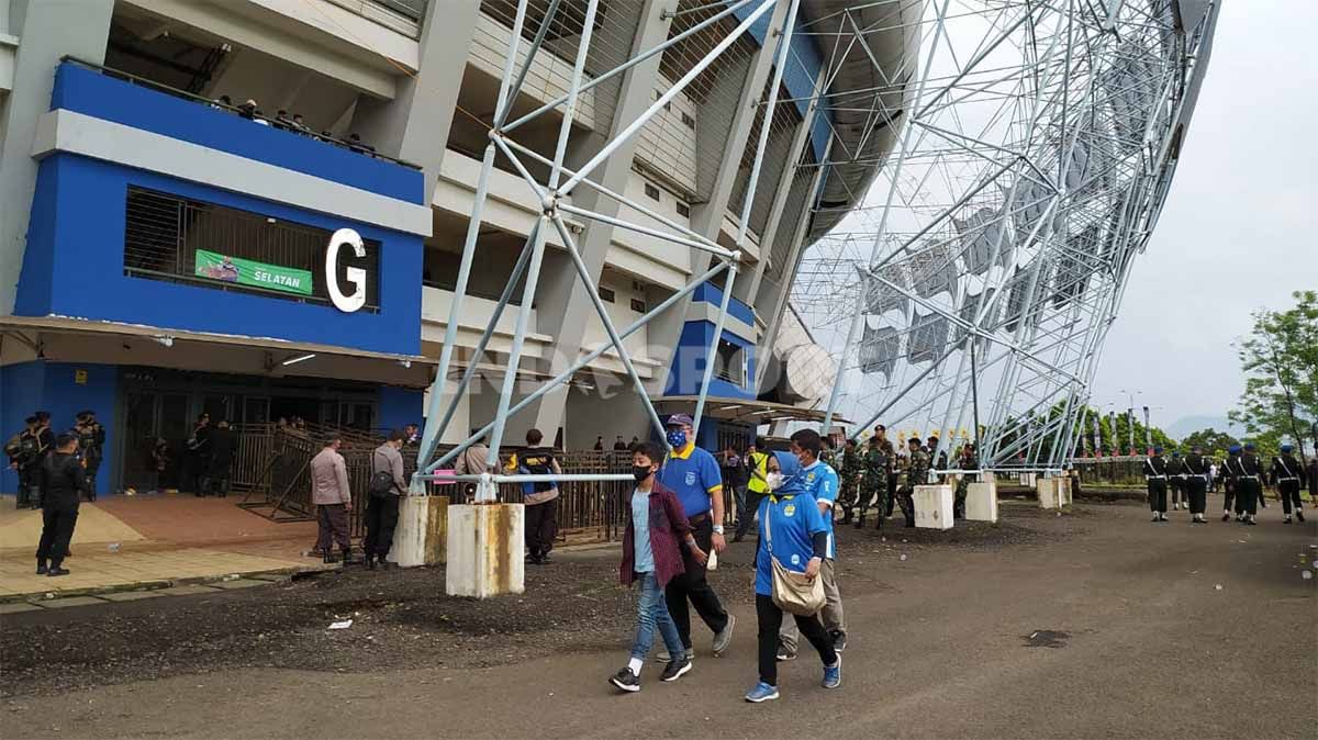 Menjelang kick-off pertandingan Persib Bandung vs PSIS Semarang, pada pekan keempat Liga 1, stadion GBLA terpantau masih sepi. Copyright: © Arif Rahman/INDOSPORT