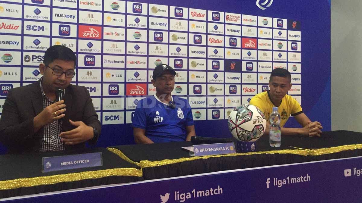 Indosport - Pelatih Bhayangkara FC, Widodo C. Putro dan pemain, Indra Kahfi jelang laga Dewa United vs Bhayangkara FC di Liga 1.