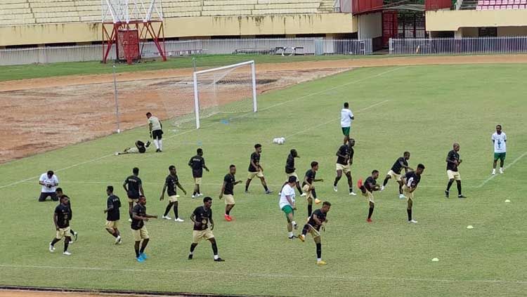 Tim Liga 2, Persewar Waropen saat pemanasan sebelum melakoni laga uji coba di Stadion Mandala. Copyright: © Sudjarwo/INDOSPORT