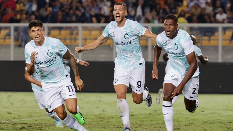 Lecce vs Inter Milan, Denzel Dumfries merayakan gol bersama Edin Dzeko dan Joaquin Correa REUTERS-Ciro De Luca Copyright: © REUTERS-Ciro De Luca