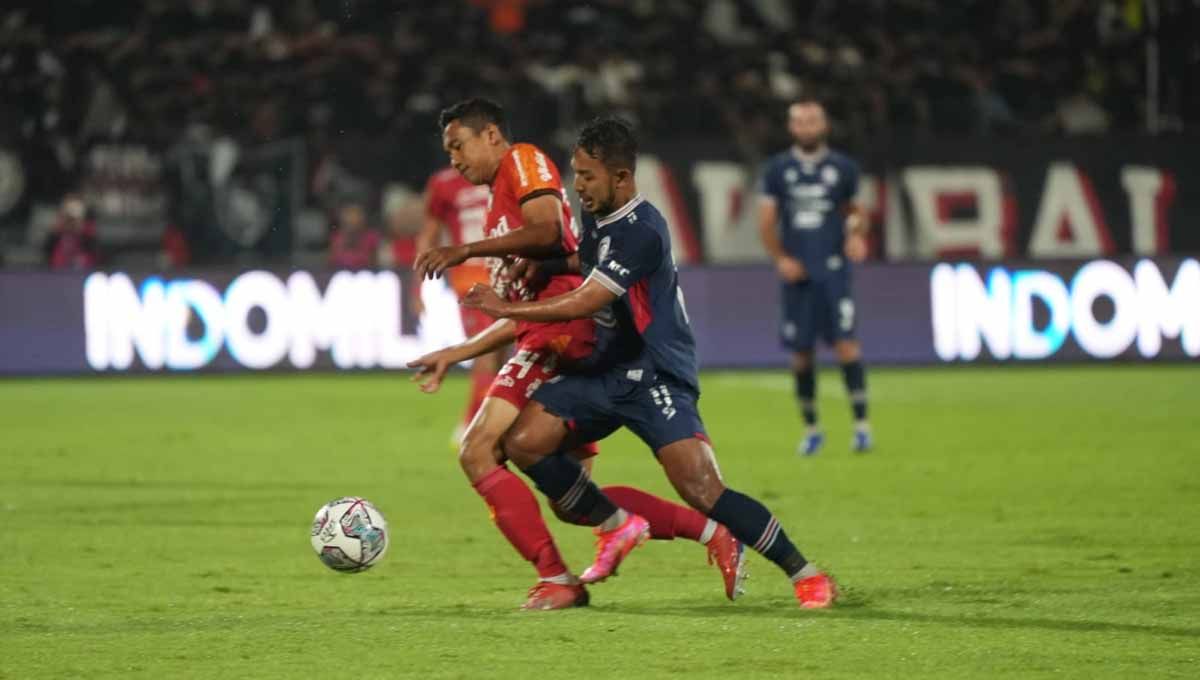 Pertandingan antara Bali United vs Arema FC di laga BRI Liga 1. Copyright: © MO Arema FC