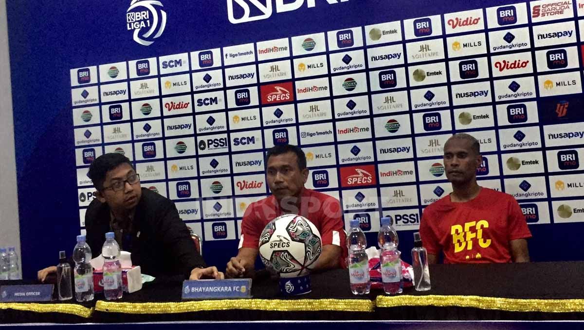 Pelatih Bhayangkara FC, Widodo C. Putro dan pemain, Ruben Sanadi. Copyright: © Triyoga Sandi Pamungkas/INDOSPORT