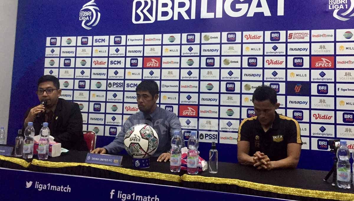 Pelatih Dewa United, Nilmaizar dan pemain, Dias Angga saat preskon pasca lawan Bhayangkara FC. Copyright: © Petrus Manus Da'Yerimon/INDOSPORT