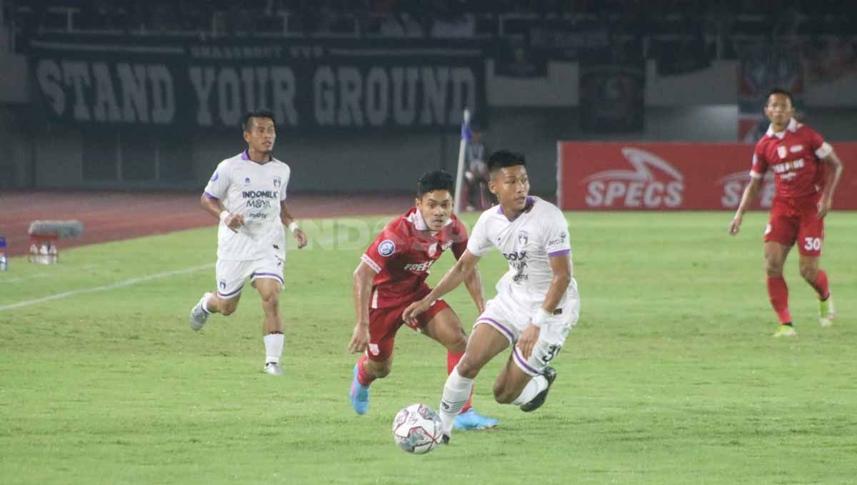 Winger Persis Solo, Althaf Indie berupaya merebut bola yang dikuasai bek Persita, Arif Setiawan. Foto: Nofik Lukman Hakim/INDOSPORT Copyright: © Nofik Lukman Hakim/INDOSPORT