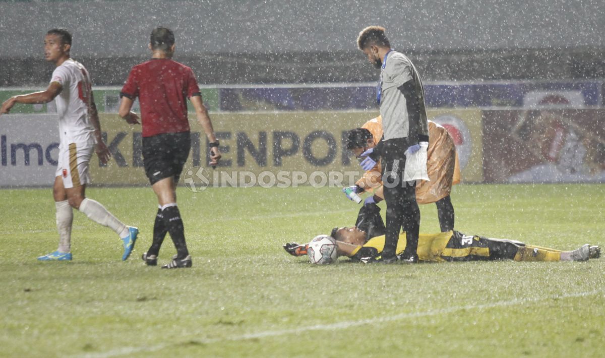 Pertandingan Liga 1 antara RANS Nusantara vs PSM Makassar di Stadion Pakansari, Senin (15/08/22). Laga dihentikan sementara pada menit ke-20 akibat hujan deras. Herry Ibrahim/INDOSPORT Copyright: © Herry Ibrahim/INDOSPORT