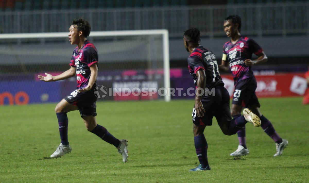 Selebrasi pemain RANS Nusantara FC di Stadion Pakansari, Senin (15/08/22). Copyright: © Herry Ibrahim/INDOSPORT