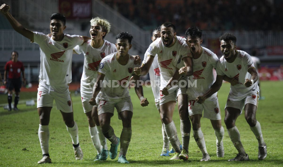 Selebrasi para pemain PSM Makassar atas gol kedua  ke gawang RANS Nusantara FC yang dicetak oleh  Everton Nascimento de Mondonca pada pekan keempat Liga 1 di stadion Pakansari, Senin (15/08/22). Copyright: © Herry Ibrahim/INDOSPORT