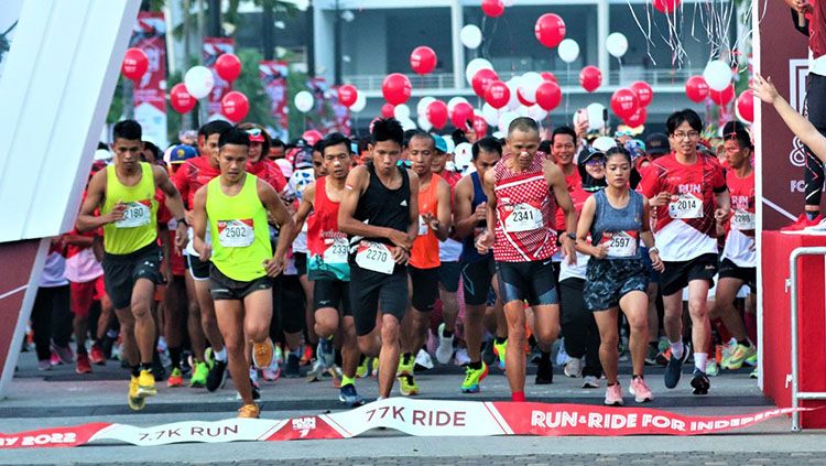 Peserta memulai acara Run & Ride for Independence Day 2022. Copyright: © Media Officer