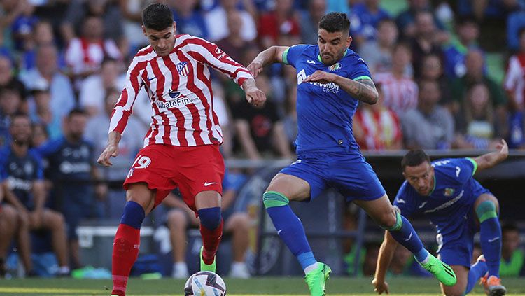 Pemain Atletico Madrid, Alvaro Morata coba diganggu oleh pemain Getafe di Liga Spanyol. Copyright: © REUTERS/Isabel Infantes