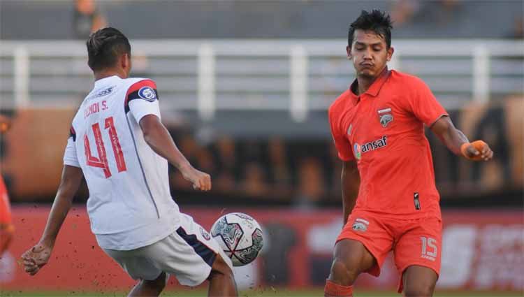 Bek Borneo FC, Leo Guntara (oranye) sudah bebas dari sanksi komdis PSSI. Foto: Borneo FC Copyright: © Borneo FC