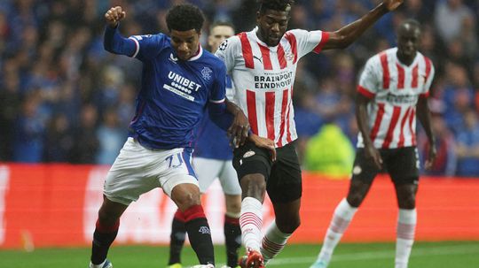 Pemain Rangers, Malik Tillman berebut bola dengan pemain PSV Eindhoven, Ibrahim Sangare di Liga Champions. Copyright: © Reuters/Lee Smith