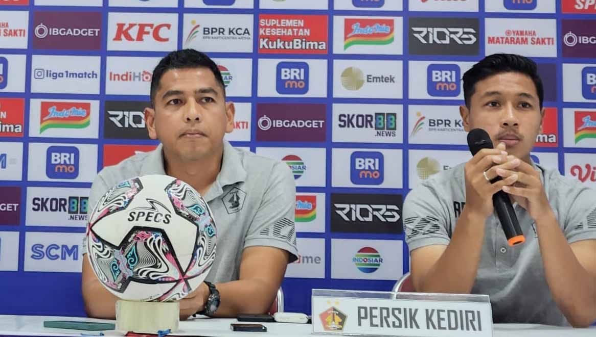 Jan Saragih (asisten pelatih) & Ady Eko Jayanto. Foto: Persik Kediri Copyright: © Persik Kediri