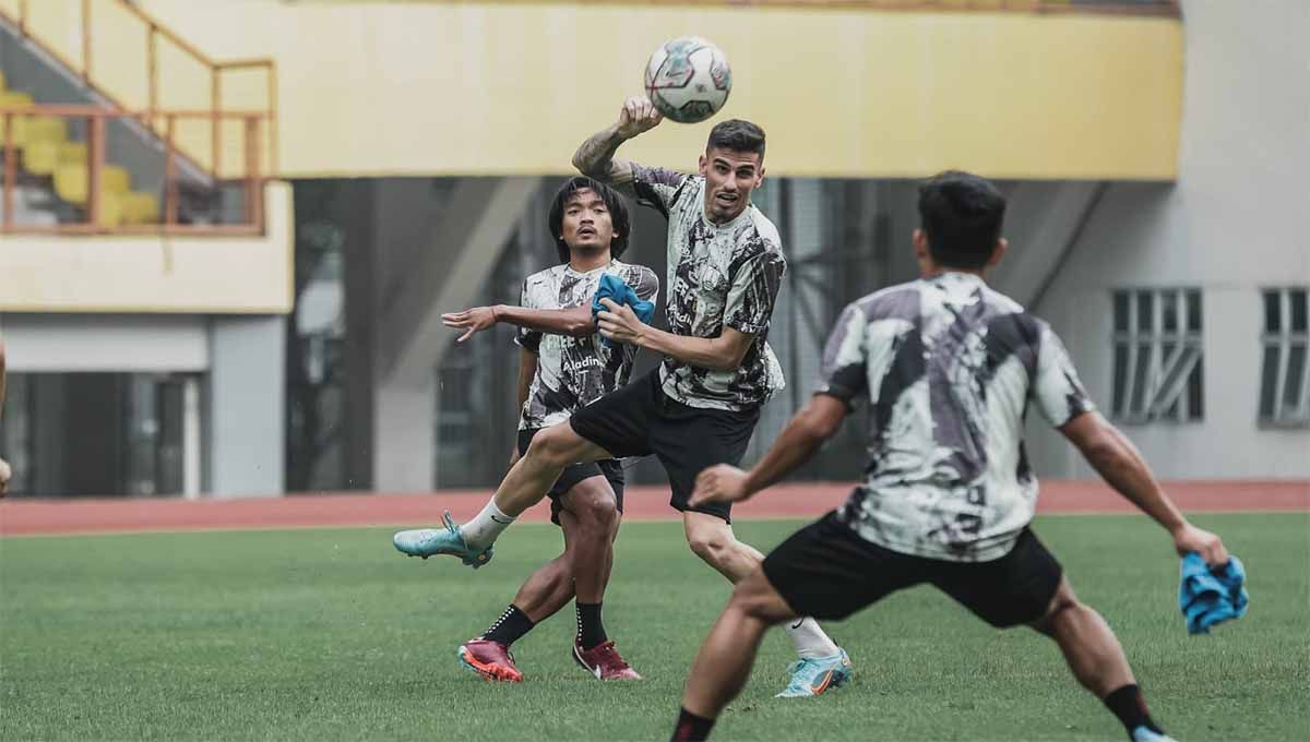 Persis Solo saat menjalani official training di Stadion Wibawa Mukti, Cikarang, Kamis (18/9/22) pagi. Foto; Persis Solo Copyright: © Persis Solo