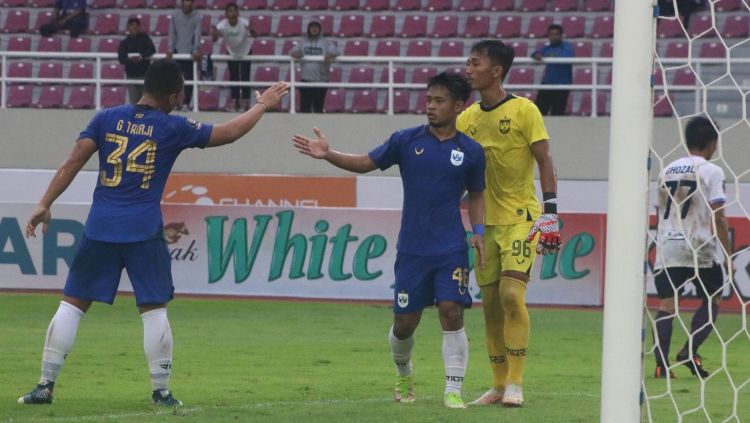 Bek PSIS Semarang, Fredyan Wahyu pada Bek PSIS Semarang, Fredyan Wahyu (tengah) pada laga pekan keempat Liga 1 di Stadion Jatidiri, Semarang, Kamis (18/08/22). Copyright: © Nofik Lukman Hakim/INDOSPORT